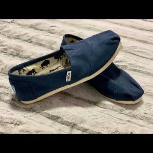 TOMS Classic. NEVER WORN. Slip on
